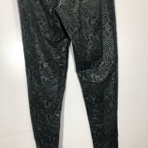 PINK Victoria’s Secret Women’s Black Knockout Tight Snakeskin Print Leggings - Picture 6 of 13